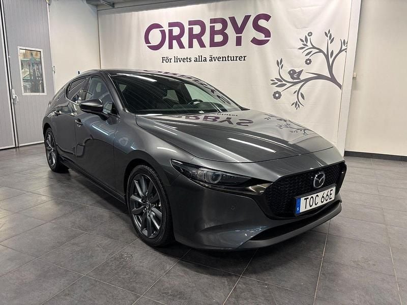 Grå Begagnad 2018 Mazda 3 Cosmo Halvkombi | 182 000 kr (Lite dyr) - Bild 1/4