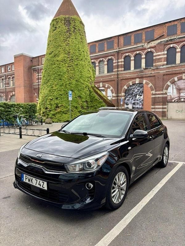 Svart Begagnad 2020 Kia Rio 2 Halvkombi | 139 000 kr (Marknadspris) - Bild 1/4
