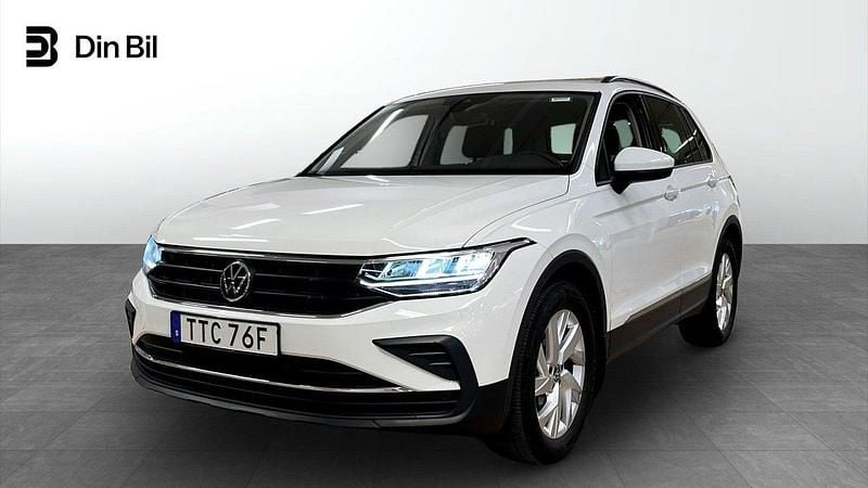 Vit (pure white) Begagnad 2021 VW Tiguan Life SUV | 274 500 kr (Marknadspris) - Bild 1/4