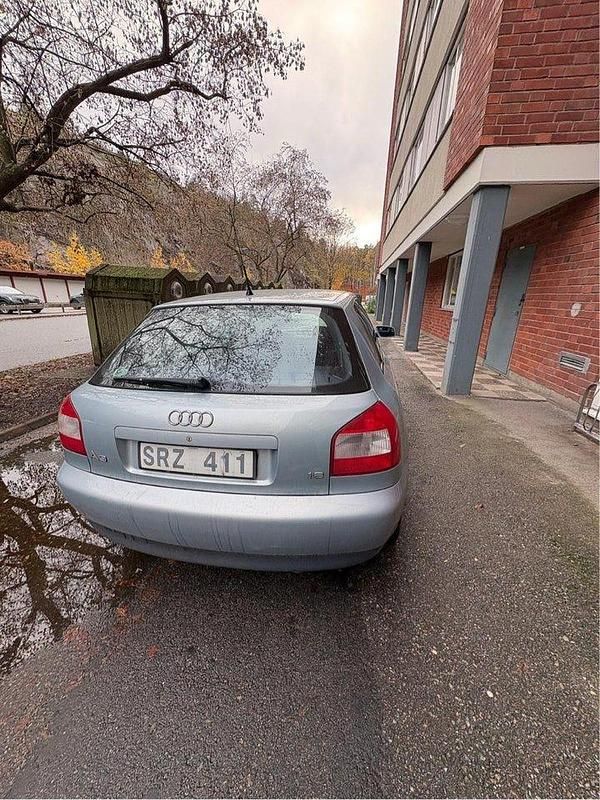 Blå Begagnad 2002 Audi A3 Halvkombi | 22 000 kr (Marknadspris) - Bild 1/4
