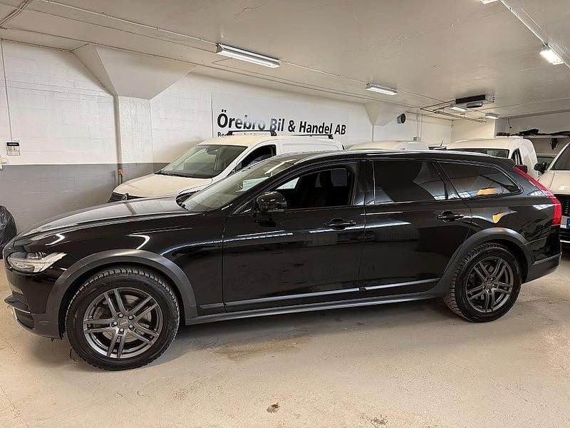 Begagnad Volvo V90 CC Momentum 190 HK (139 kW) 2019 Svartmetallic Kombi