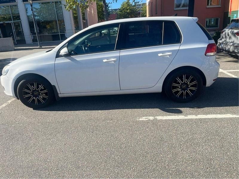 Vit Begagnad 2011 VW Golf VI Halvkombi | 52 000 kr (Marknadspris) - Bild 1/4