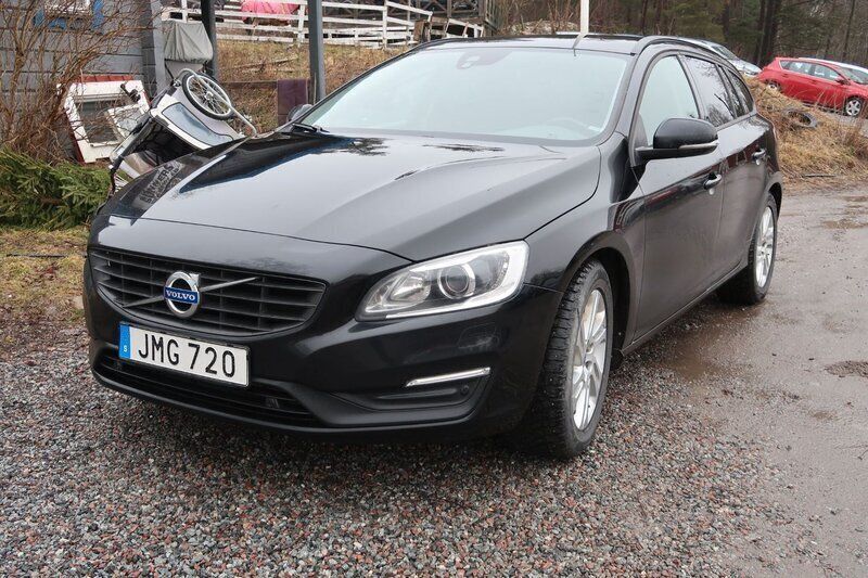 Svart Begagnad 2015 Volvo V60 Kinetic Kombi | 101 500 kr (Bra pris) - Bild 1/4