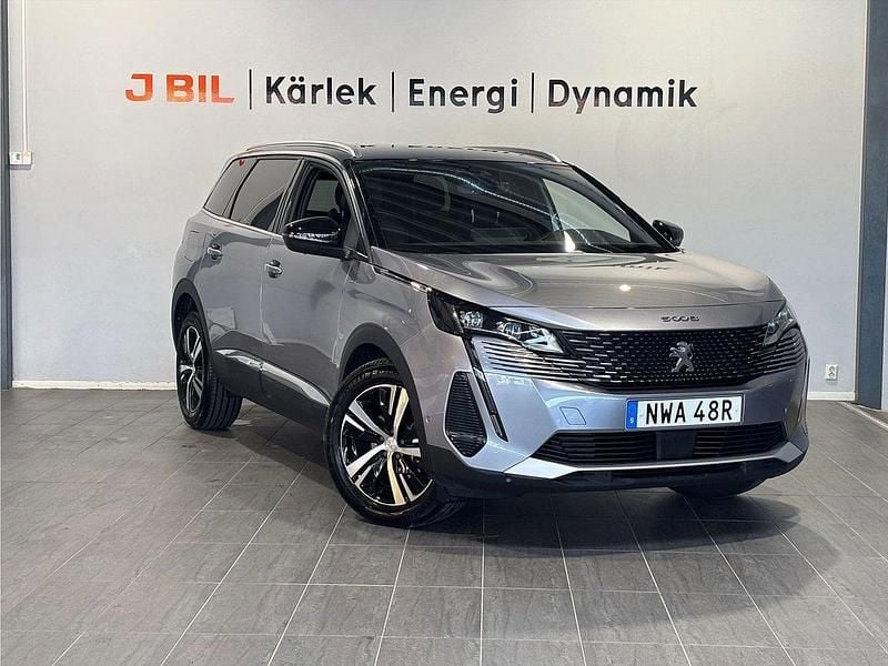Grå artense Begagnad 2023 Peugeot 5008 GT Minibuss | 319 900 kr (Marknadspris) - Bild 1/4