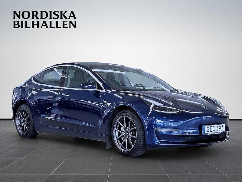 Blå Begagnad 2019 Tesla Model 3 Sedan | 249 795 kr (Marknadspris) - Bild 1/4