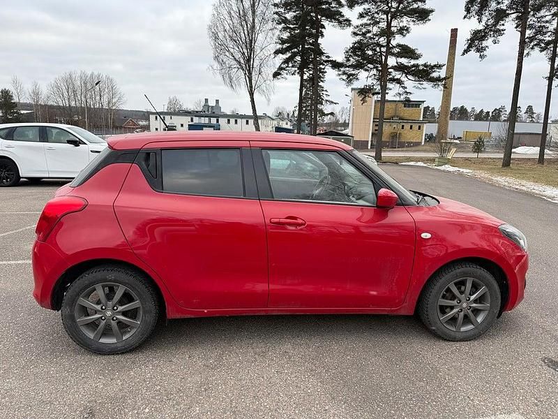 Begagnad Suzuki Swift 83 HK (61 kW) 2022 Röd Halvkombi