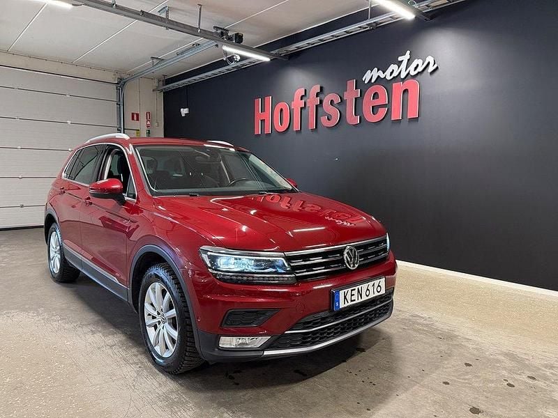 Mörkröd (röd) Begagnad 2016 VW Tiguan GT SUV | 174 900 kr (Marknadspris) - Bild 1/4