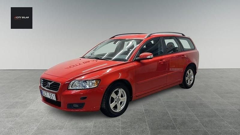 Röd Begagnad 2007 Volvo V50 Momentum Kombi | 34 900 kr (Marknadspris) - Bild 1/4