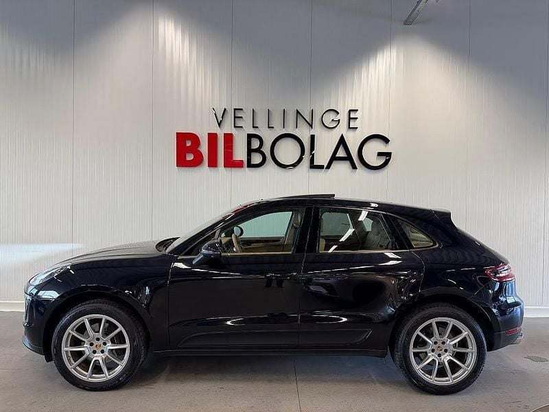 Svart Begagnad 2017 Porsche Macan Sport SUV | 339 500 kr (Marknadspris) - Bild 1/4