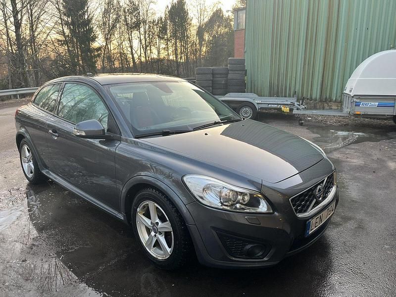 Grå Begagnad 2011 Volvo C30 Momentum Halvkombi | 39 000 kr (Bra pris) - Bild 1/4