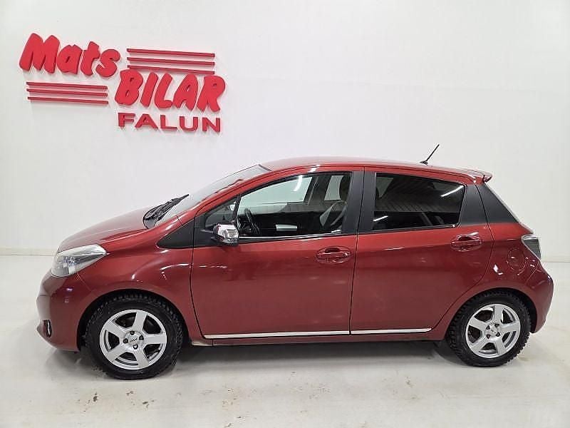 Röd Begagnad 2013 Toyota Yaris Trend Halvkombi | 79 900 kr (Marknadspris) - Bild 1/4