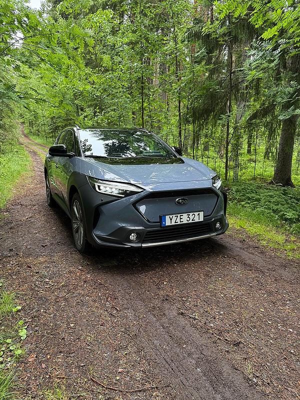 Grå Begagnad 2023 Subaru Solterra SUV | 469 500 kr (Lite dyr) - Bild 1/4