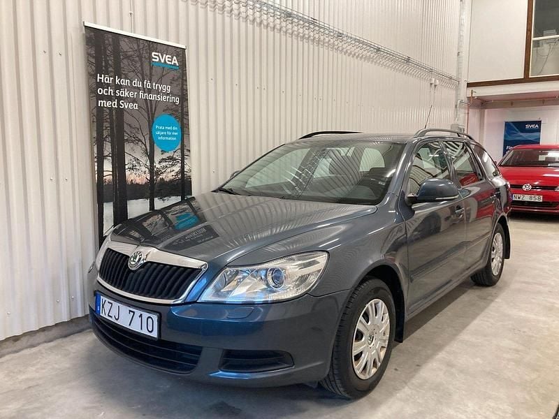Mörkgrå (grå) Begagnad 2011 Skoda Octavia Kombi | 59 900 kr (Marknadspris) - Bild 1/4
