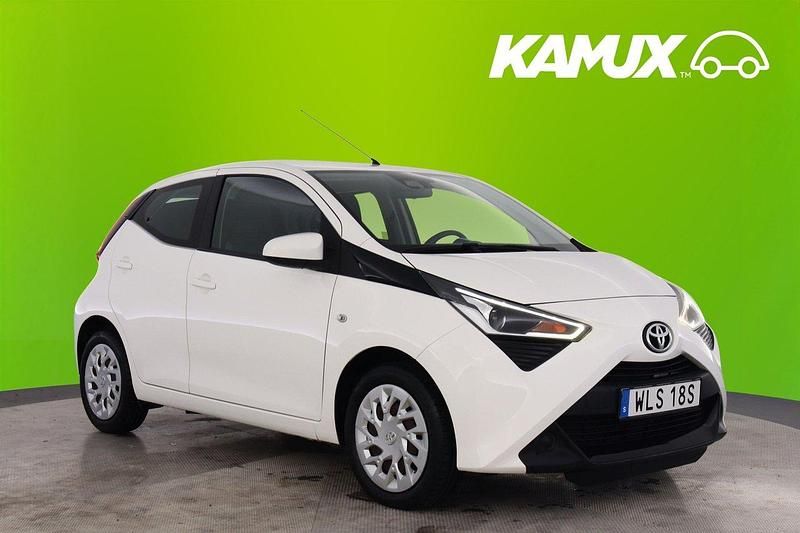 Vit Begagnad 2019 Toyota Aygo X-play Halvkombi | 108 800 kr (Marknadspris) - Bild 1/3