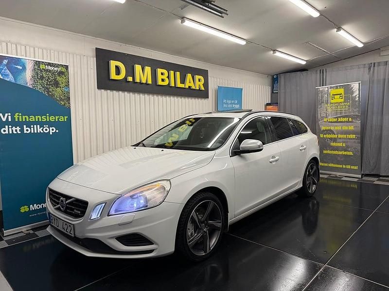 Vit Begagnad 2011 Volvo V60 R-Design Kombi | 119 900 kr (Marknadspris) - Bild 1/4