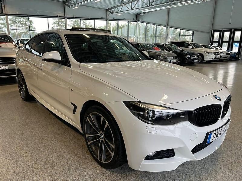 Vit Begagnad 2019 BMW 320 Gran Turismo M Sport Kombi | 174 900 kr - Bild 1/4