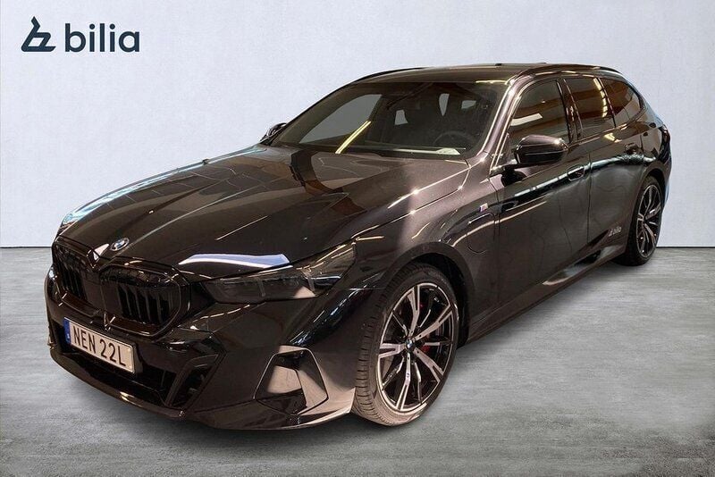 Svart Begagnad 2025 BMW 550e Comfort Edition Kombi | 969 000 kr (Superpris) - Bild 1/4