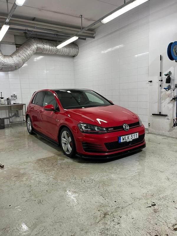 Vw röd Begagnad 2015 VW Golf VII GTI Halvkombi | 155 000 kr (Lite dyr) - Bild 1/4