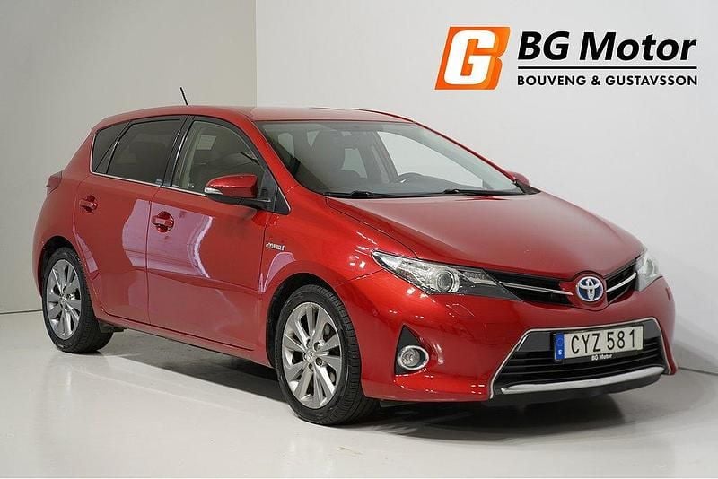 Mörkröd Begagnad 2014 Toyota Auris Hybrid Edition Halvkombi | 124 600 kr (Marknadspris) - Bild 1/4