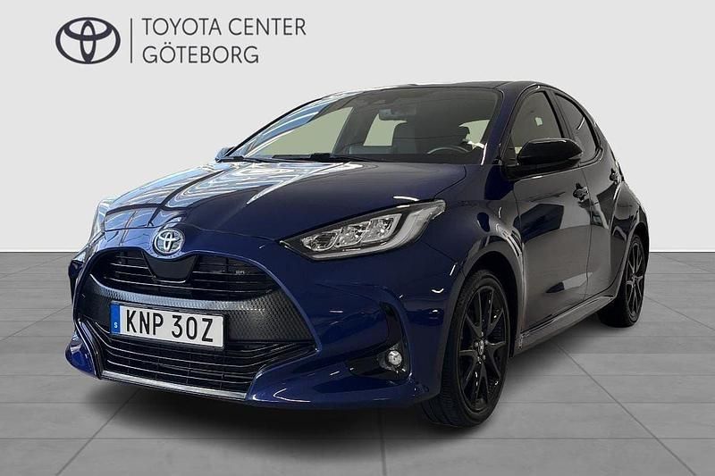 Mörkblå (blå) Begagnad 2022 Toyota Yaris Hybrid Style Halvkombi | 234 900 kr (Marknadspris) - Bild 1/3