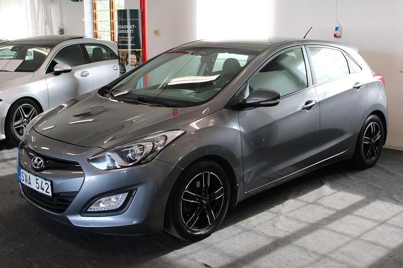 Grå Begagnad 2012 Hyundai i30 Halvkombi | 79 900 kr (Marknadspris) - Bild 1/4