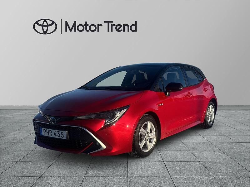 Röd Begagnad 2019 Toyota Corolla Hybrid Executive Halvkombi | 239 000 kr (Lite dyr) - Bild 1/3
