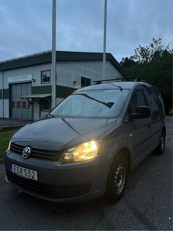 Grå Begagnad 2015 VW Caddy Minibuss | 64 900 kr - Bild 1/4