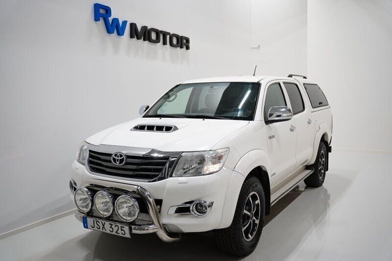 Vit Begagnad 2015 Toyota HiLux Pickup | 249 800 kr (Marknadspris) - Bild 1/4