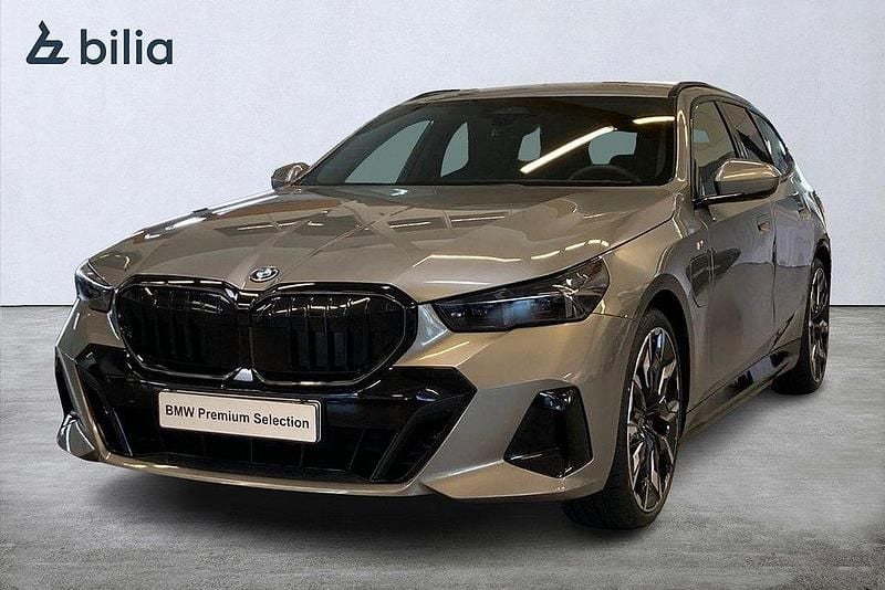 Grå Begagnad 2024 BMW 530e M Sport Kombi | 719 000 kr (Marknadspris) - Bild 1/3