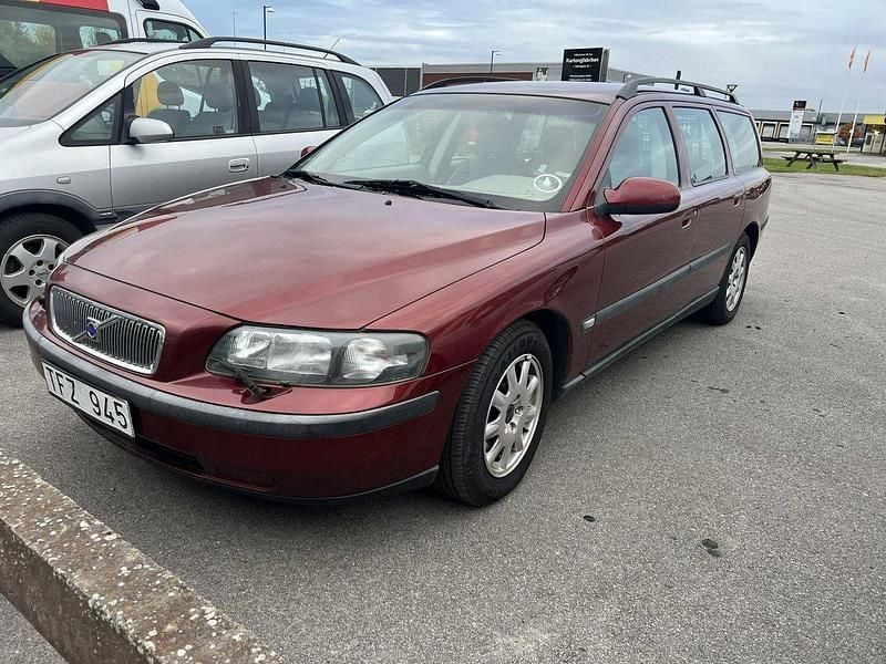 Röd Begagnad 2002 Volvo V70 Kombi | 16 500 kr (Marknadspris) - Bild 1/4