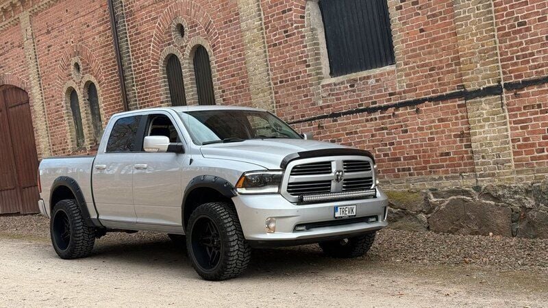 Ljusgrå (grå) Begagnad 2014 Dodge Ram Pickup | 299 000 kr (Dyr) - Bild 1/4