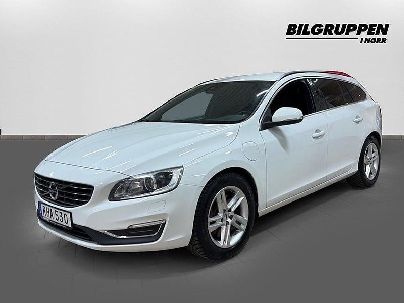 Vit Begagnad 2016 Volvo V60 Kombi | 149 900 kr (Marknadspris) - Bild 1/4