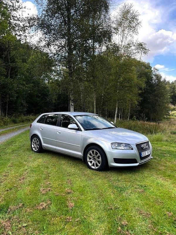 Silver Begagnad 2009 Audi A3 Sportback Attraction Halvkombi | 49 000 kr (Bra pris) - Bild 1/4