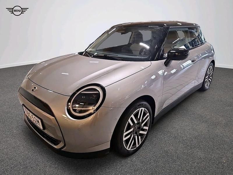 Grå Begagnad 2024 Mini Cooper Halvkombi | 314 900 kr (Marknadspris) - Bild 1/4