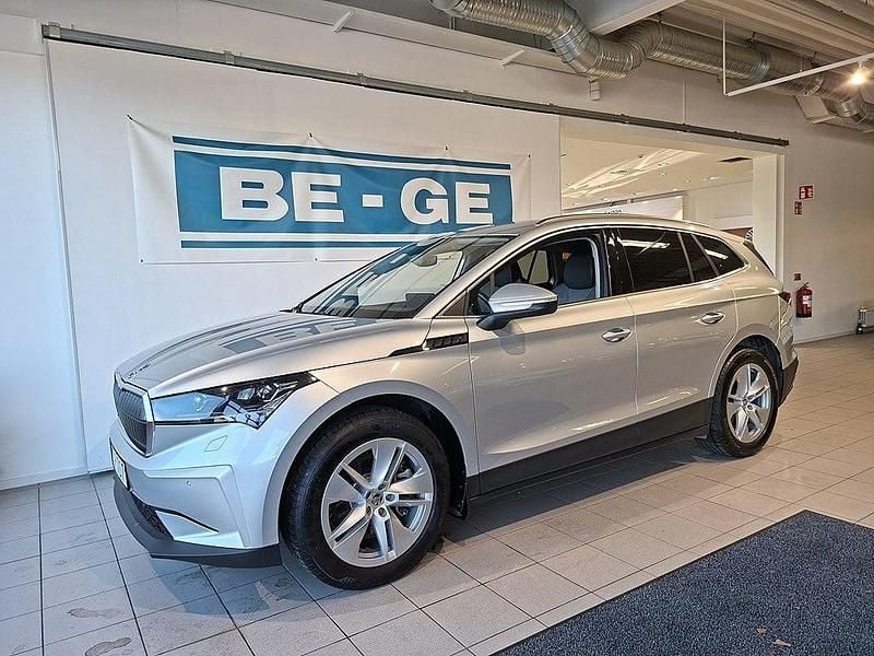 Silver Begagnad 2023 Skoda Enyaq iV SUV | 389 900 kr (Bra pris) - Bild 1/4