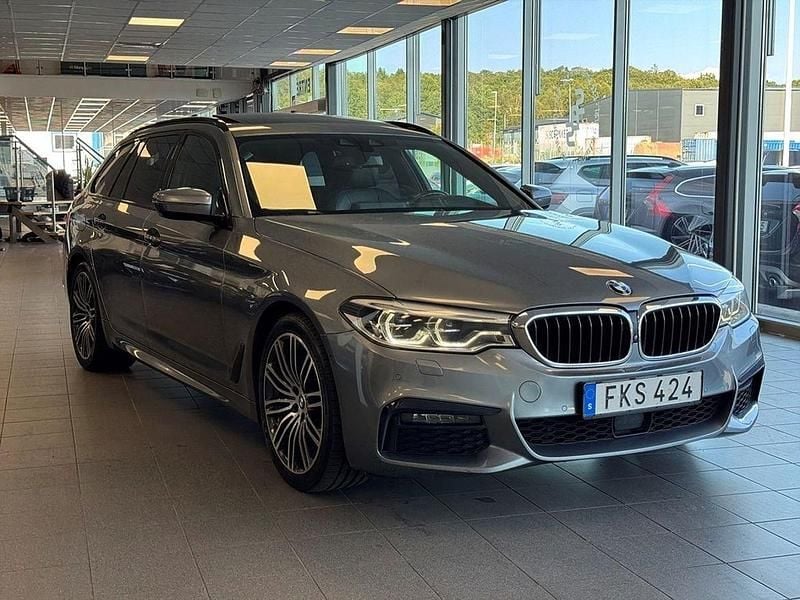 Blå Begagnad 2019 BMW 520 M Sport Kombi | 299 900 kr (Marknadspris) - Bild 1/3