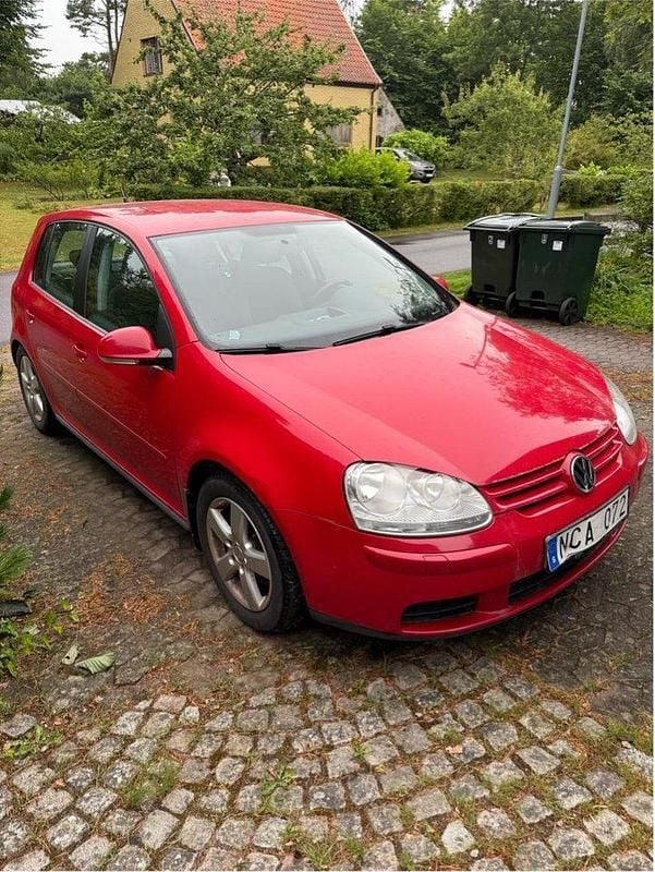 Röd Begagnad 2007 VW Golf V Halvkombi | 10 000 kr (Superpris) - Bild 1/4