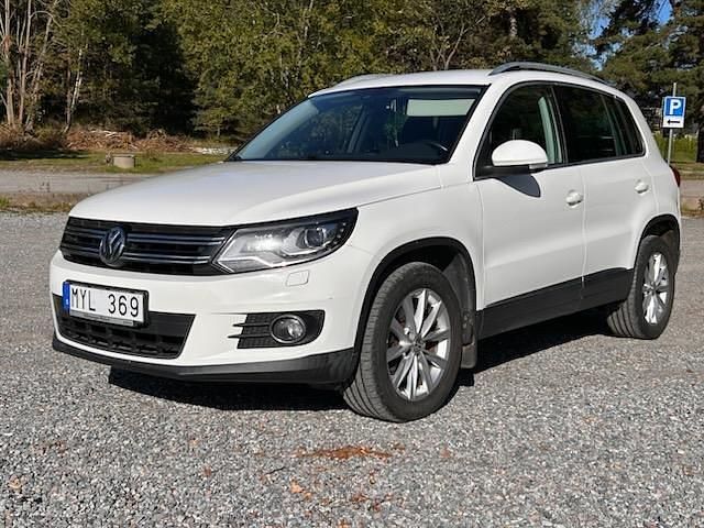 Vit Begagnad 2013 VW Tiguan Sportline SUV | 99 500 kr (Marknadspris) - Bild 1/4