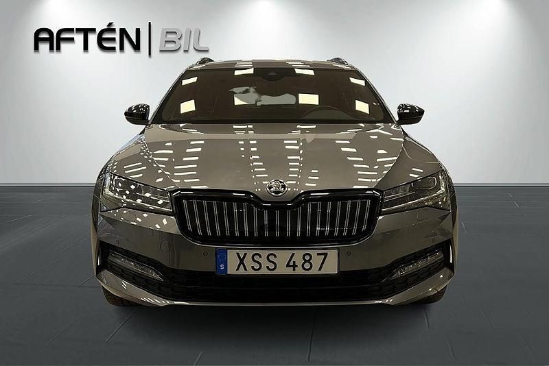 Begagnad Skoda Superb Business Line 218 HK (160 kW) 2023 Grå Kombi