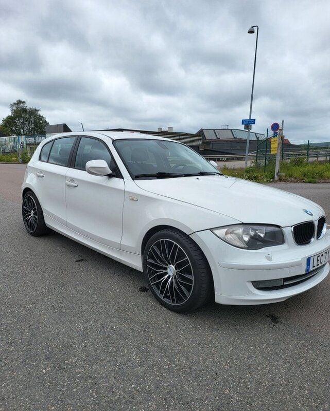 Vit Begagnad 2011 BMW 118 Comfort Edition Halvkombi | 84 900 kr (Marknadspris) - Bild 1/4