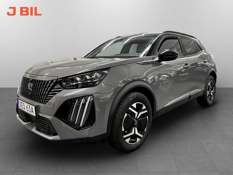 Grå Begagnad 2024 Peugeot 2008 GT SUV | 269 900 kr (Marknadspris) - Bild 1/4
