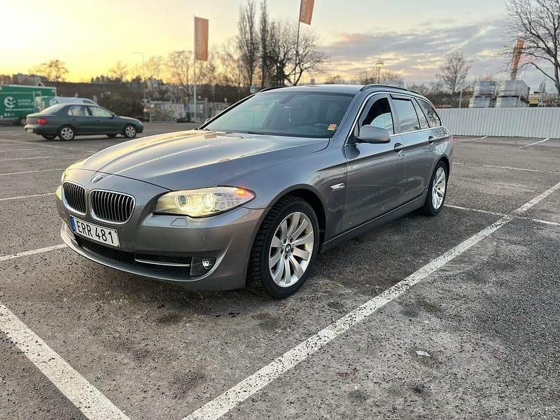 Grå Begagnad 2011 BMW 520 Kombi | 79 999 kr (Bra pris) - Bild 1/4