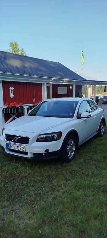 Vit Begagnad 2010 Volvo C30 Momentum Halvkombi | 74 000 kr (Marknadspris) - Bild 1/4
