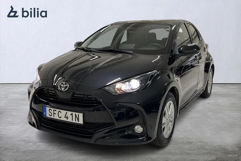 Begagnad Toyota Yaris Hybrid Active 117 HK (86 kW) 2024 Svart Halvkombi