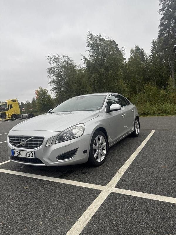 Grå Begagnad 2012 Volvo S60 Momentum Sedan | 79 000 kr (Bra pris) - Bild 1/2