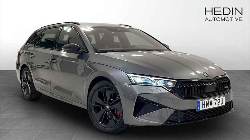 Grå (grey) Begagnad 2025 Skoda Octavia RS Kombi | 379 500 kr (Marknadspris) - Bild 1/4