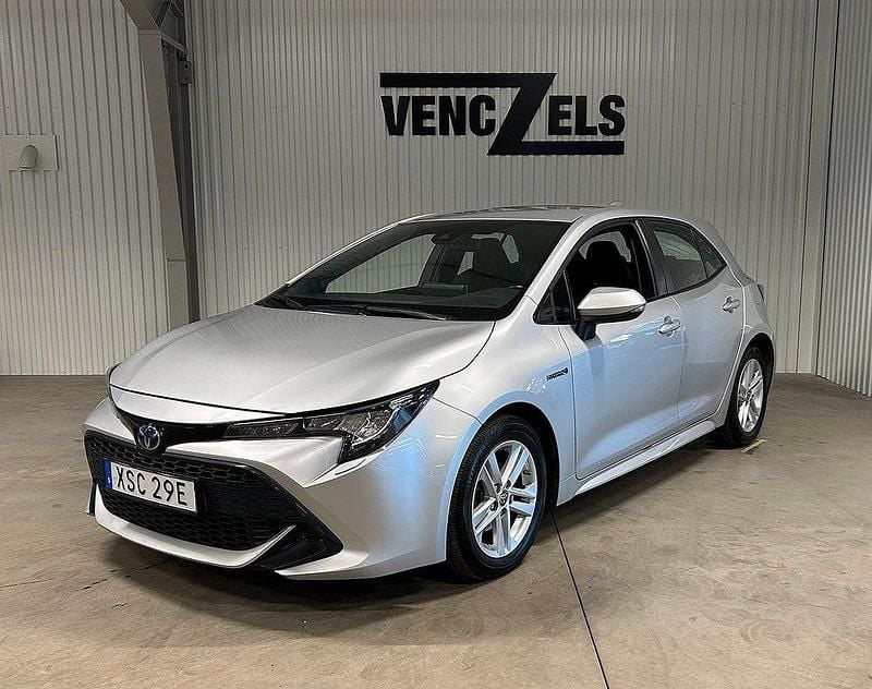 Silver Begagnad 2021 Toyota Corolla Hybrid Active Halvkombi | 209 000 kr (Marknadspris) - Bild 1/4