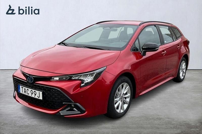 Röd Ny 2025 Toyota Corolla Active Kombi | 360 900 kr (Lite dyr) - Bild 1/3