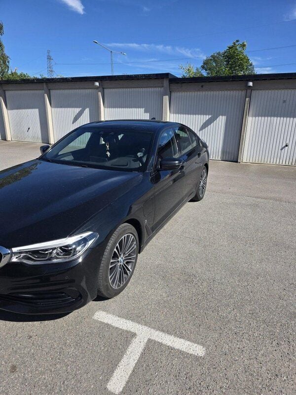 Svart Begagnad 2019 BMW 530e iPerformance Sedan | 279 900 kr (Marknadspris) - Bild 1/4