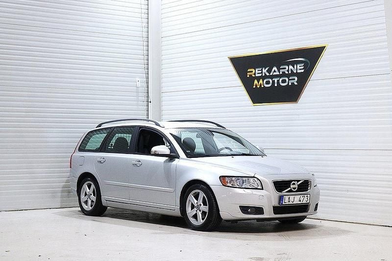 Ljusgrå Begagnad 2010 Volvo V50 Momentum Kombi | 39 900 kr (Bra pris) - Bild 1/3